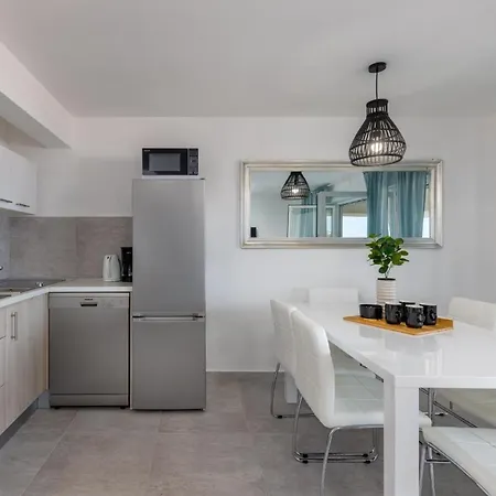 Gemuetliche In Mit Schoener Terrasse Apartman