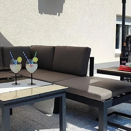 Gemuetliche In Mit Schoener Terrasse Apartman