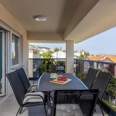 Gemuetliche In Mit Schoener Terrasse Crikvenica